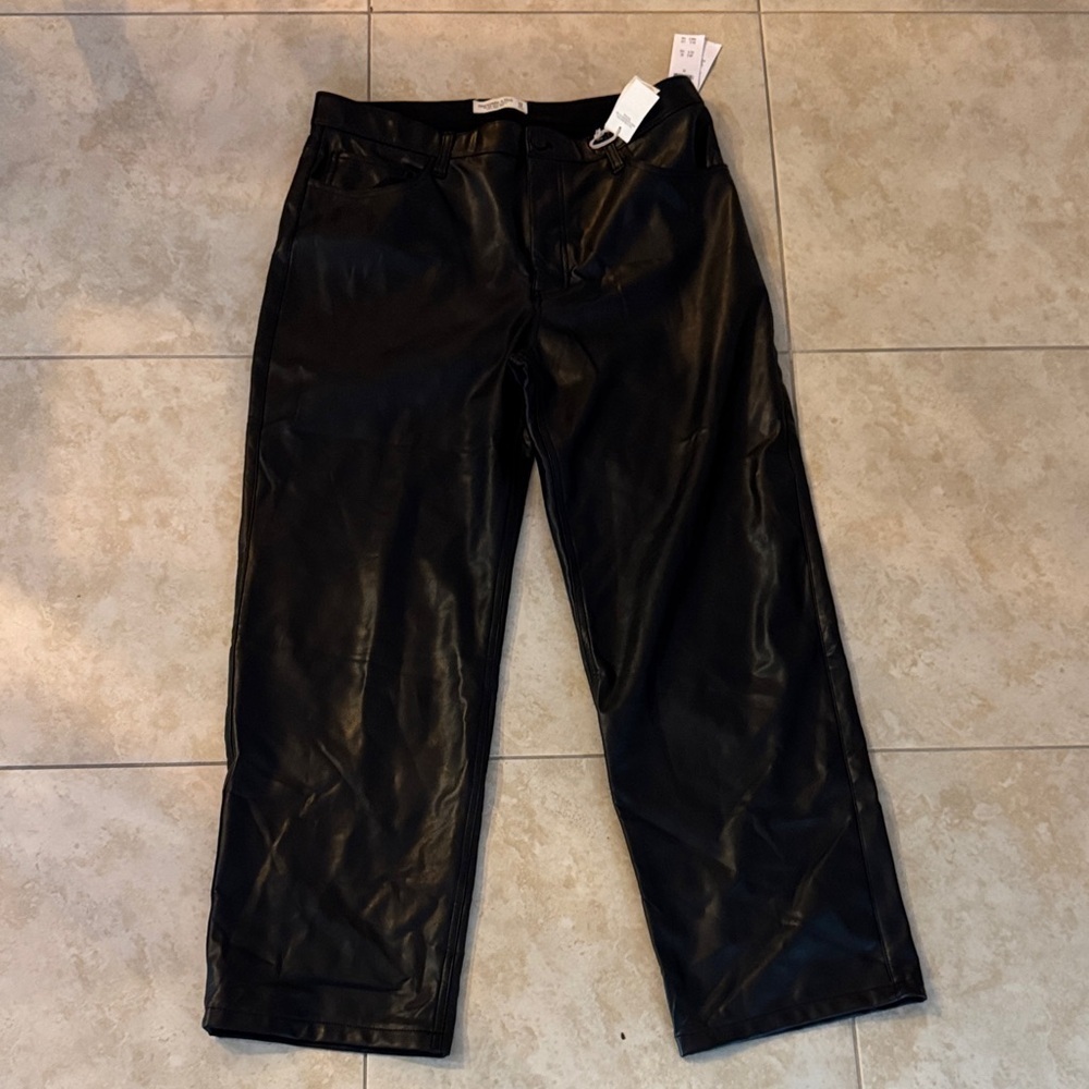 Abercrombie & Fitch The 90’s Relaxed Jean Ultra High Rise 
Black Vegan Leather